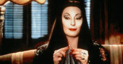 Nezvládla prirodzené starnutie a prehnala to s plastikami. Takto dnes vyzerá filmová Morticia