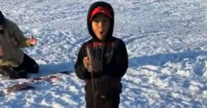 Chlapec vytiahol spod ľadu rybu ohromných rozmerov (Poriadny úlovok)