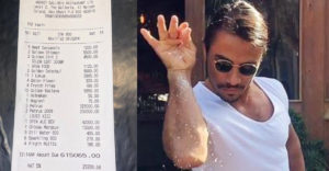 Kuchár Salt Bae chválil hosťami, ktorí mu za večeru zaplatili 161-tisíc EUR. Ľudia ho vysmiali a skritizovali