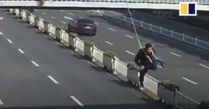 Autobusár prišiel na pomoc robotníkovi, ktorý visel z mosta (Nepríjemná hojdačka)