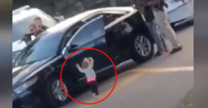Kým policajti spútavali otca, jeho dcéra vystúpila z auta a urobila úžasné gesto