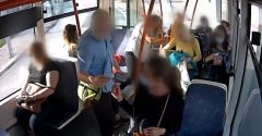 Čierny pasažier sa dal na útek pred revízorom. Hneď vedľa električky ho zrazilo auto (Ušetril)