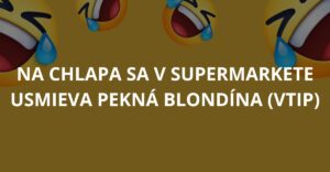 Na chlapa sa v supermarkete usmieva pekná blondína (Vtip)