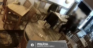 Za bitku mu hrozí 10 rokov basy. Polícia zverejnila video z bratislavskej krčmy, kde násilník mlátil muža krígľom
