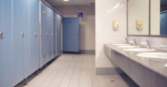 Prečo dvere verejných toaliet nesiahajú na zem? Odpoveď mnohých prekvapí