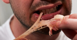 Kanibali opisujú, ako chutí ľudské mäso