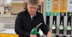 Cena benzínu by sa týmto spôsobom dala znížiť až o 20 centov na liter. Kývne na to vláda?