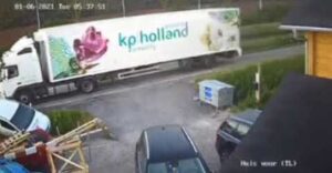 Auto vs. kamión a situácia ktorú nevymyslíš! Pozrite si, prečo skončila vodička v jarku