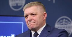 SMER zverejnil zábery brucha Roberta Fica po streľbe. „Obeťou nie je len premiér, ale celá spoločnosť.“ odkazujú