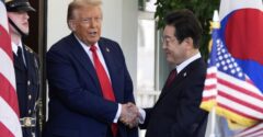 Trump odhaľuje pôvod modrín na rukách: Obviňuje známy liek, ktorý má doma takmer každý
