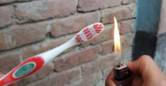 Zubná kefka a zapaľovač? Tento trik musíte vyskúšať, vznikne vám skvelý domáci pomocník
