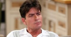 Charlie Sheen v úprimnom rozhovore prvýkrát prehovoril o svojich sexuálnych skúsenostiach s mužmi