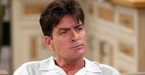 Charlie Sheen v úprimnom rozhovore prvýkrát prehovoril o svojich sexuálnych skúsenostiach s mužmi