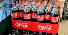 Odborník odhalil skrytý odkaz v logu Coca-Coly, ktorý si ľudia doposiaľ nevšimli