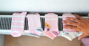 Mnohé domácnosti sušia prádlo na radiátoroch. Odborníci upozorňujú na riziká, ktoré často prehliadame