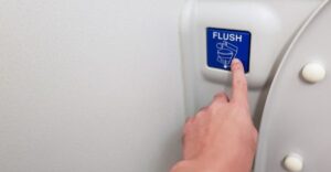 Čo sa stane s obsahom WC po spláchnutí? Pilot konečne odhalil PRAVDU a vyvrátil mýtus