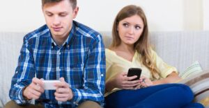 Odborník na reč tela prezradil, ako spoznať, že vás muž podvádza