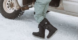 Jazdíte v zimných topánkach? Môžu vám predĺžiť brzdnú dráhu o niekoľko metrov