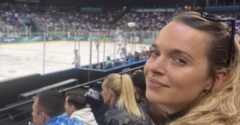 FOTO s hokejistami: Tabaková sa objavila na olympijských hrách, no zabudla si podprsenku