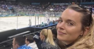 FOTO s hokejistami: Tabaková sa objavila na olympijských hrách, no zabudla si podprsenku