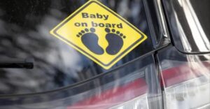 Obľúbená nálepka „Dieťa v aute“ môže byť nebezpečná: Rodičov varujú odborníci