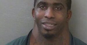 Ako dnes vyzerá „muž so širokým krkom“ osem rokov po virálnej fotografii zo zatykača?