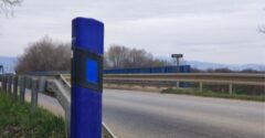 Aký význam má modrý stĺpik pri ceste? Mnohí NETUŠIA, že signalizuje vážne riziko