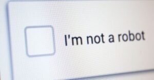 Anti-robot kontrola ako pasca: Nová schéma podvodníkov oberá ľudí o úspory