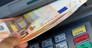 Banka mení poplatky: za výber hotovosti z cudzieho bankomatu si klienti zaplatia až 6 eur