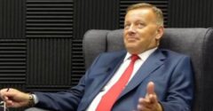 Borisovi Kollárovi sa stal otcom po už po 18-ty krát. Matkou má byť kolotočiarka, ktorú roky údajne tajil