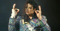 Prečo Michael Jackson nosil na prstoch pásku? Fanúšikovia si na fotografiách všimli detail, ktorý má svoje vysvetlenie
