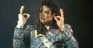 Prečo Michael Jackson nosil na prstoch pásku? Fanúšikovia si na fotografiách všimli detail, ktorý má svoje vysvetlenie