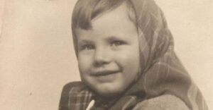 Spoznáte chlapca na fotografii? Neskôr sa z neho stal známy lámač ženských sŕdc