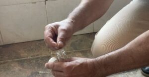 Záhadné červy znepríjemňujú život celej obci. Niektorí obyvatelia dokonca opúšťajú svoje domovy