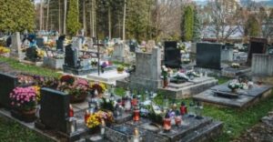 Dušičky prinášajú zmeny na cintorínoch: Niektoré budú otvorené nepretržite, inde upravia otváracie hodiny