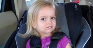 Dievčatko z ikonického meme s pohľadom „side eye“ vyzerá po 13 rokoch na nepoznanie